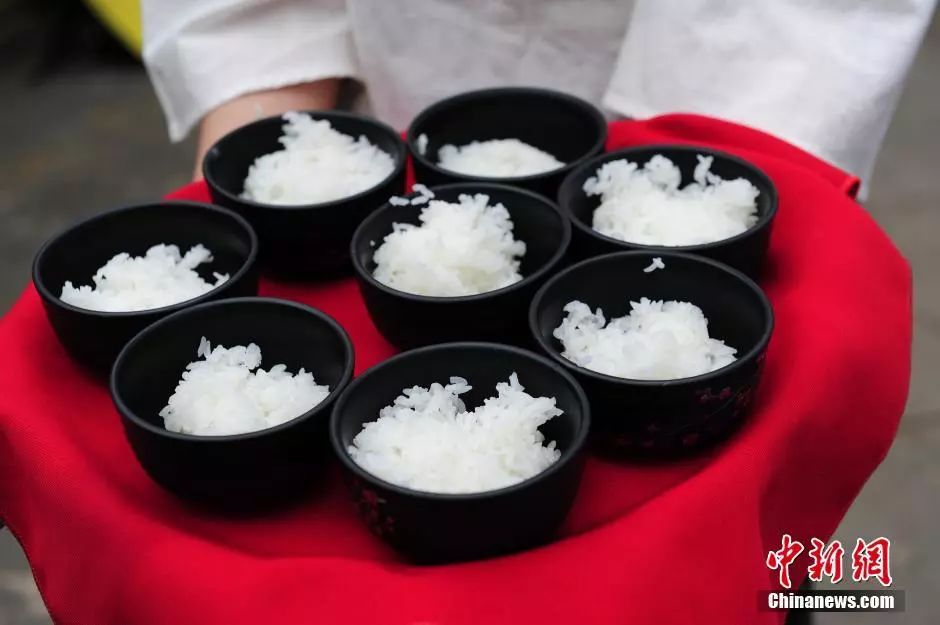 她往米饭里加这个, 三高降了、便秘没了, 轻松年轻10岁
