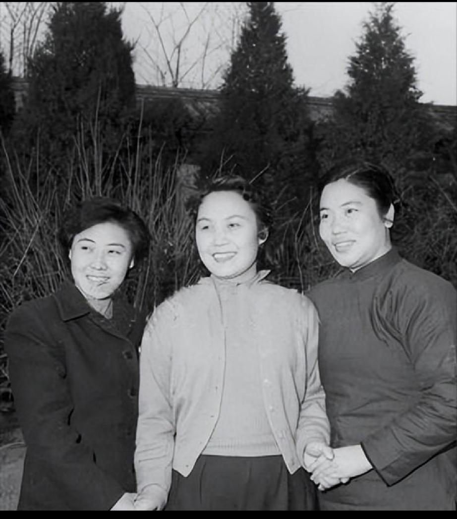 郭兰英和白杨、常香玉在五十年代的珍贵合影。三人中白杨的年龄最大，常香玉次之，郭
