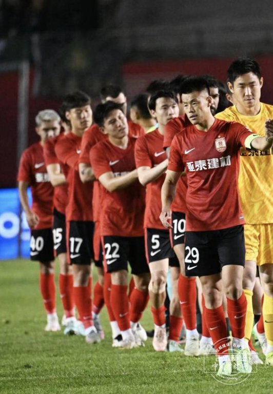 老将谭龙泪洒赛场: 对不起球迷和这座城市