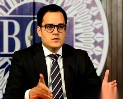 我跟你说个事儿，你听听有多夸张。一个国家，把整个经济的钥匙，直接塞给了一个42