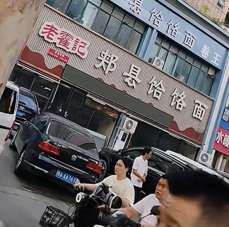饸烙面门前已经变成了停车场，看起来还是没有开门的迹象，霍老板知道自己惹起了众怒，