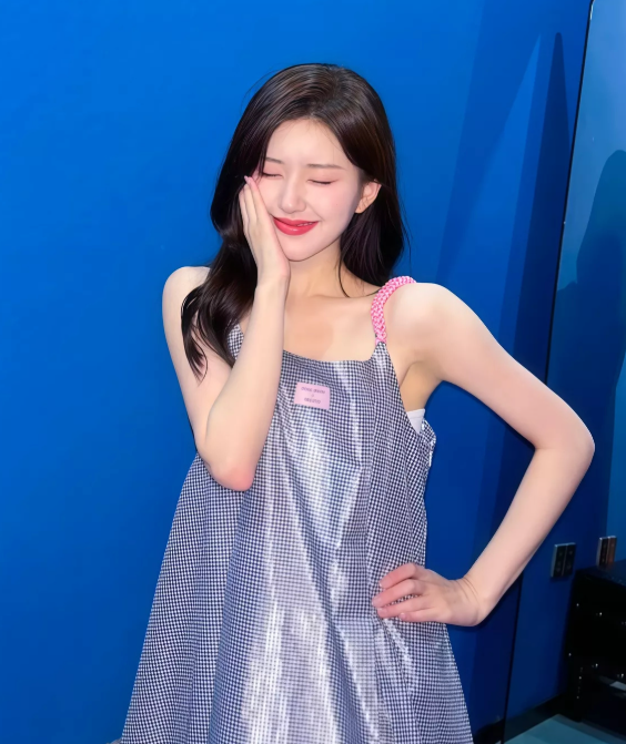 漫步在这无垠的海岸边，让爱如海浪般绵延不绝