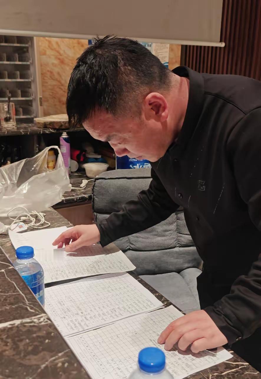人到了中年再看湖北老板捐酒店这一幕，最大的打脸，是我们活了半辈子，把一分钱