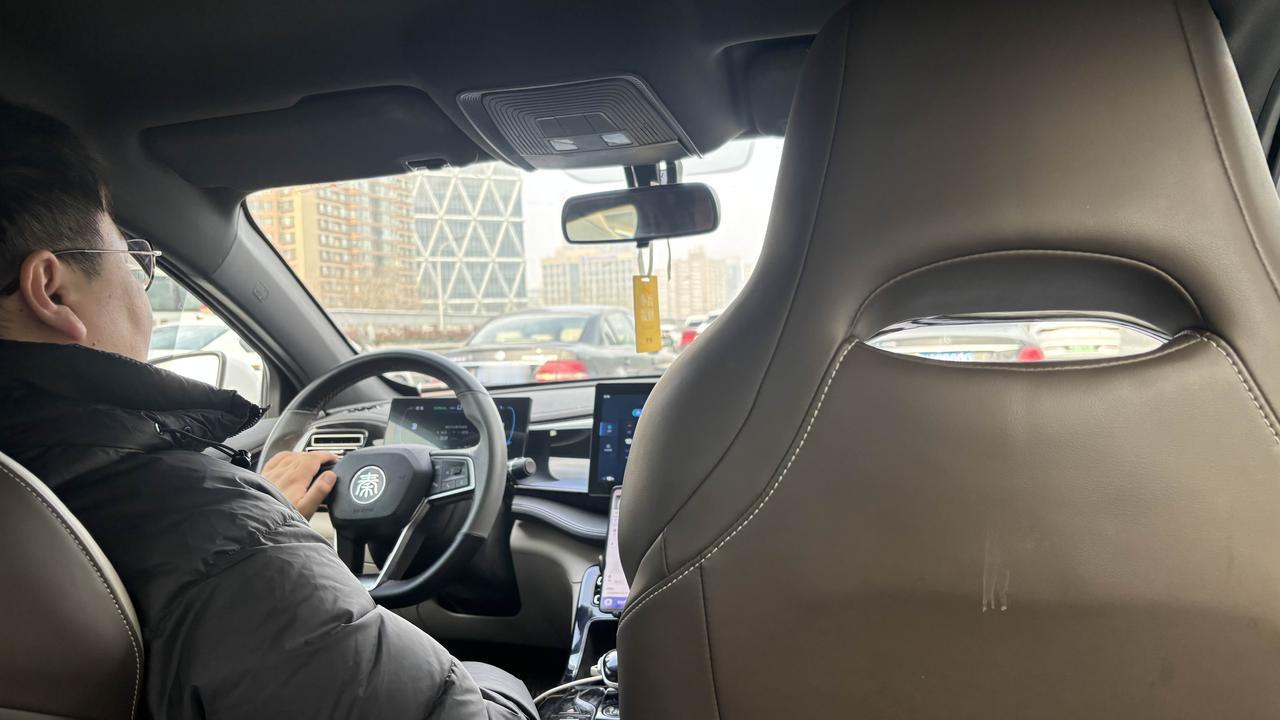 打了辆比亚迪秦PLUS，司机说这车两年前买的，加上保险花了8万多，现在这车便宜了