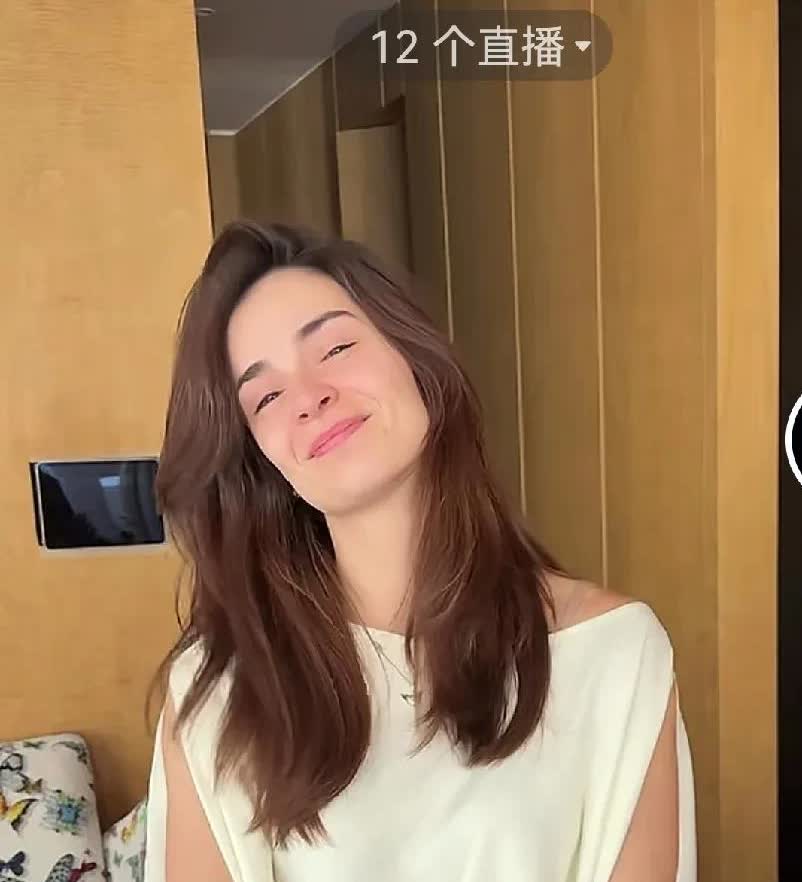 阿迪的弟妹莫娜哭了。阿迪的一句我妈妈说，彻底伤透了盈公主的心。盈