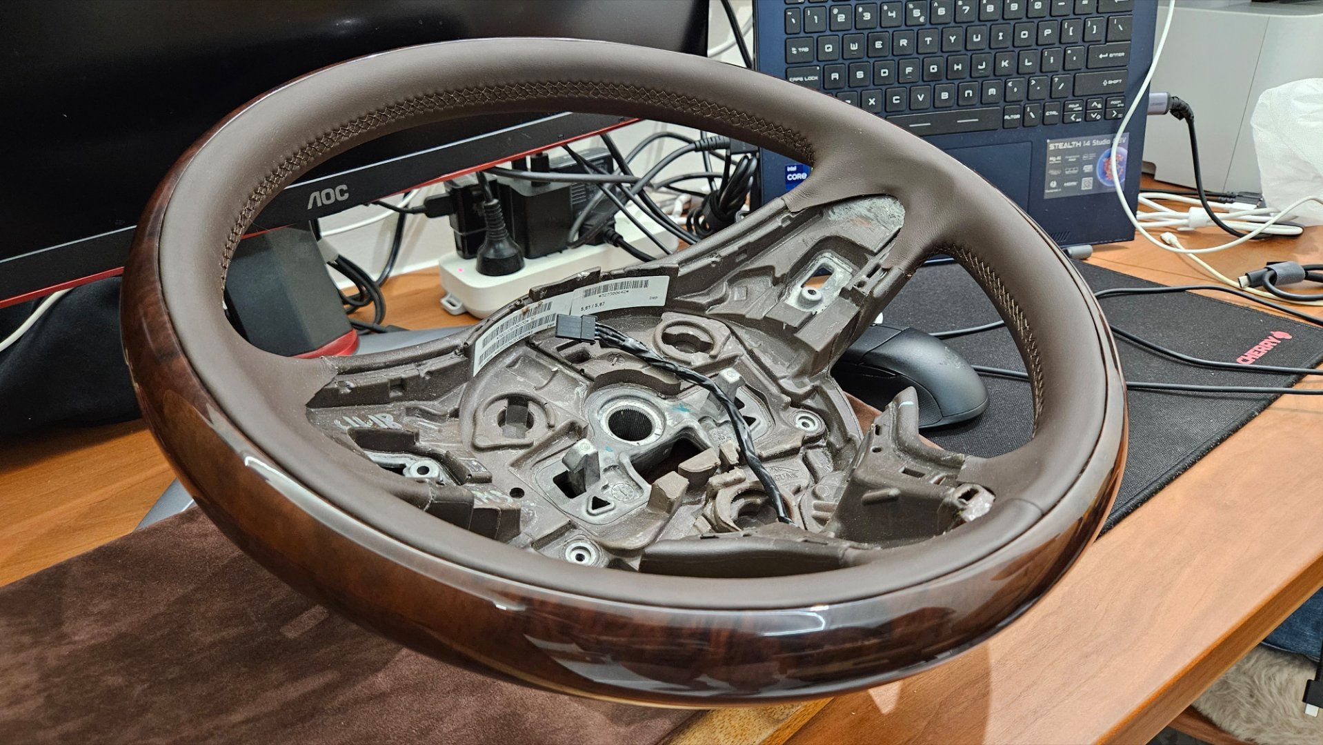 公司小伙伴的改装方向盘到了，我以为是碳纤维的，没想到是桃木[捂脸哭][捂脸哭][允悲