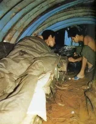 越南前线的老山上，有句顺口溜：八个蚊子炒碟菜，四只老鼠一麻袋。有人说：“蹲猫耳洞