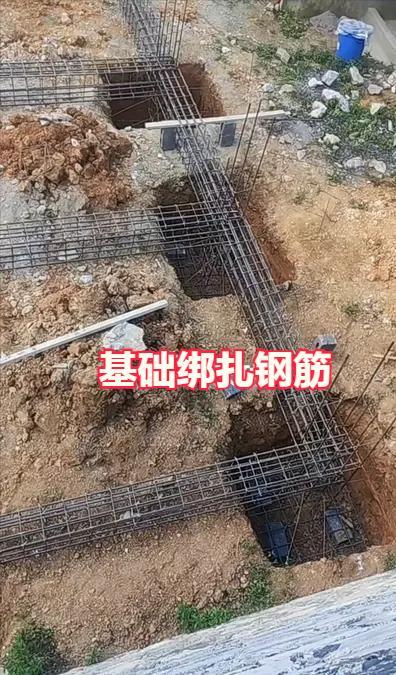 人有钱就是不同，建房随心所欲，好像钢筋不要钱一样，绑扎的密密麻麻，还说“人不