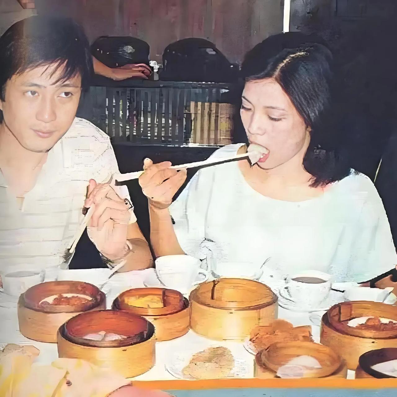 1983年，翁美玲和汤镇业就餐，吃灌汤包时，一张罕见的留影，那时非常恩爱，可惜有