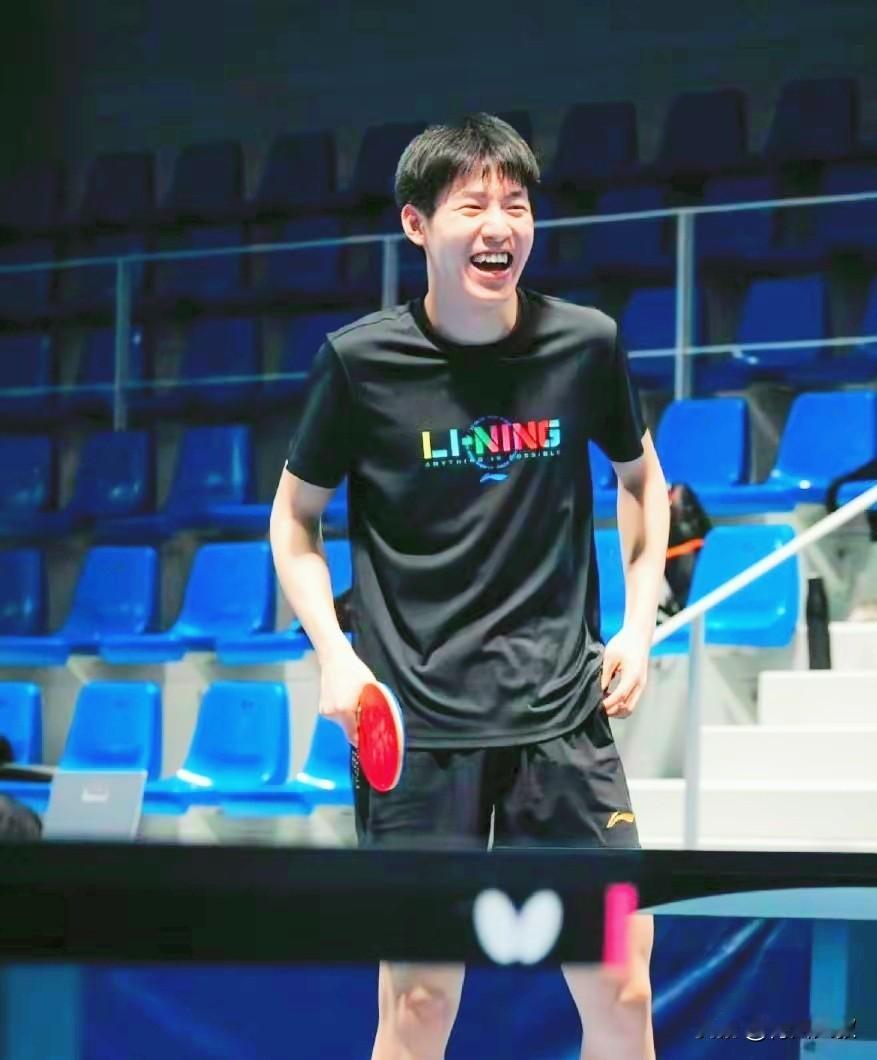 果然，外向的温瑞博更容易交朋友！小温在亨尼邦俱乐部训练，很快和队友打成一片！