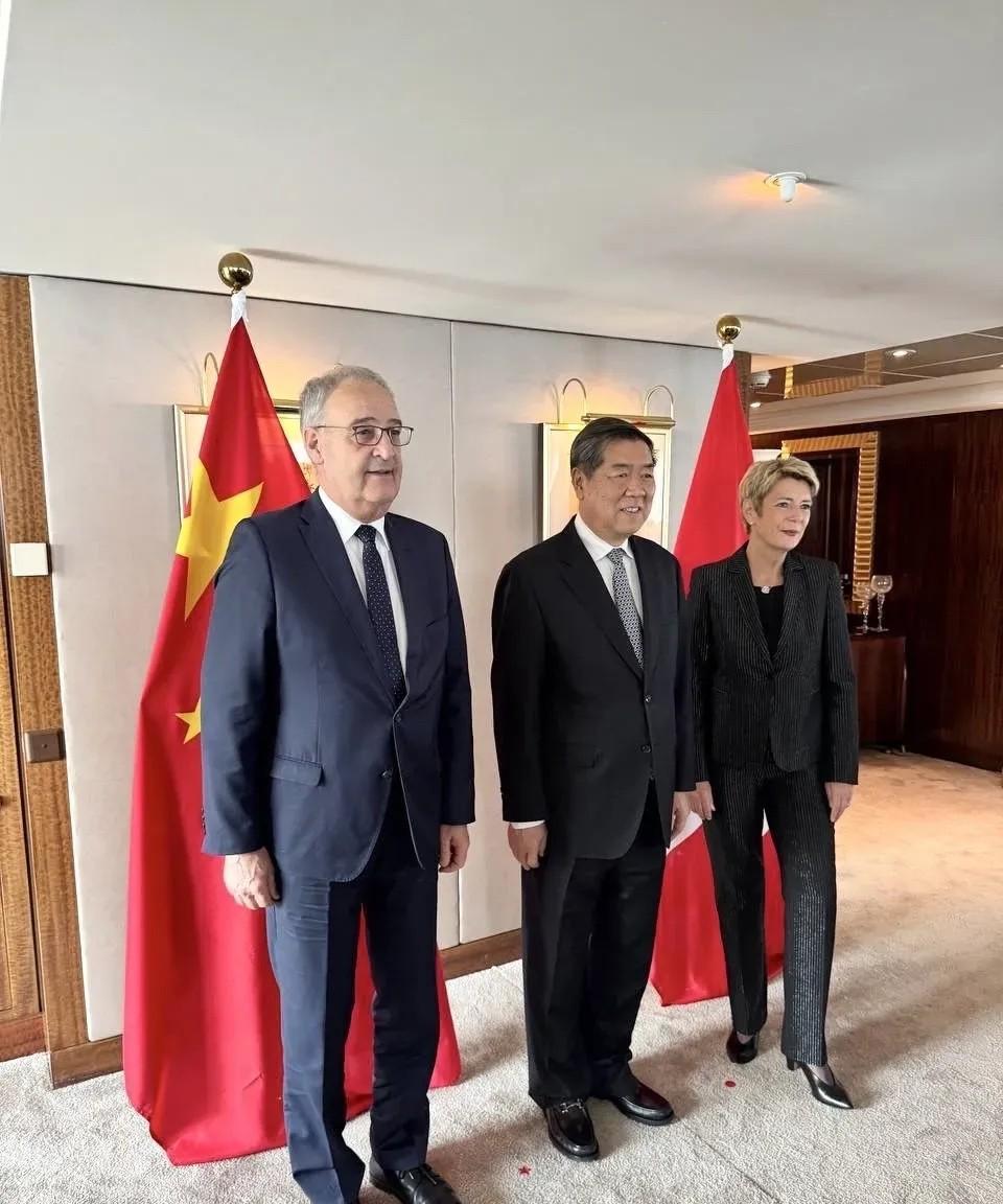 中方谈判代表居于C位，这是国际社会对中国实力、理念的认可，是一种无声却强有力的宣