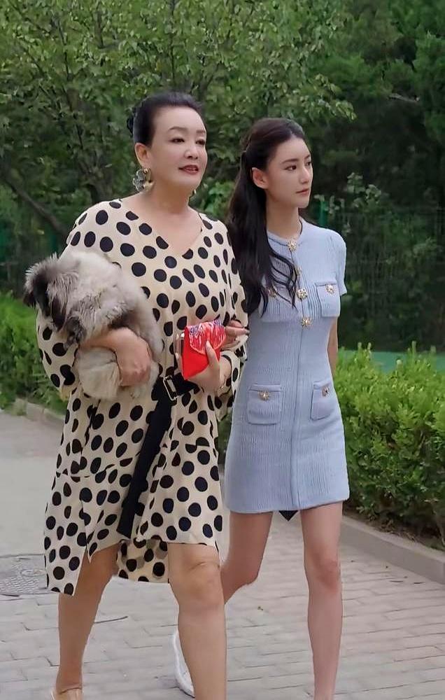 别再吵流量了，汪家新媳妇直接掏出王炸：15分钟顺产一个儿子，张兰嘴都合不拢。