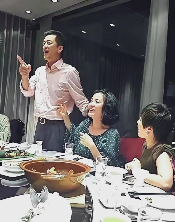 别再说离婚是感情的失败。看看这张老照片里的王菲和李亚鹏。饭桌上，王菲笑得脸上