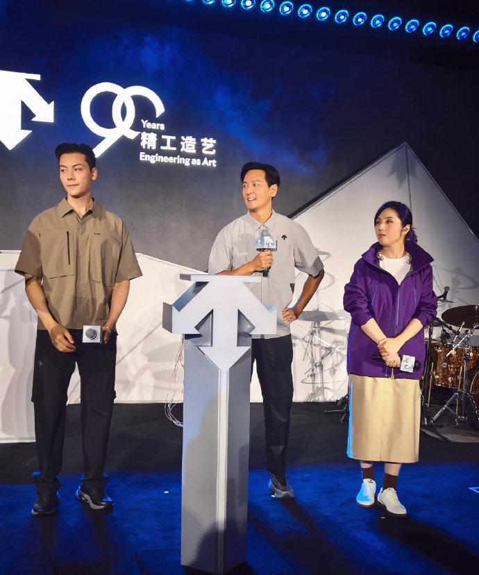 今天吴彦祖和杨千嬅还有陈伟霆一起出席活动，三位站在一起像是在拍电影。吴彦祖上身