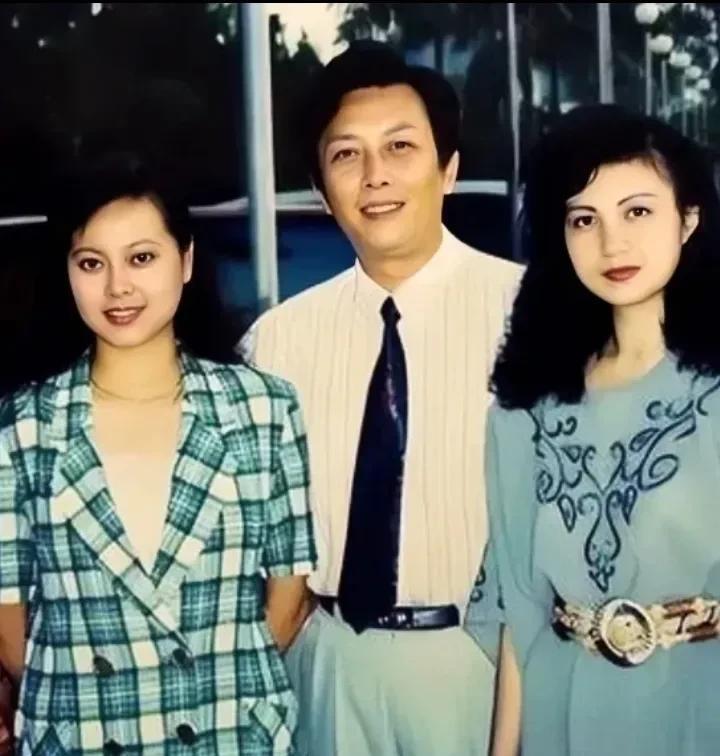 这是一张90年代珍贵合影照。中间的是唐国强，乌黑的头发，精致的五官，西装革履的，
