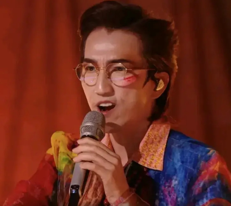 估计林志炫应该肠子都悔青了！盲目的自信，太高估自己了，首场竞演就大翻车，排名倒
