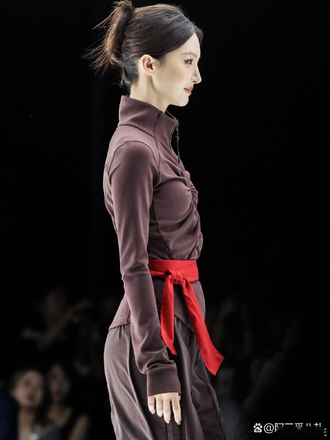 金晨上海时装周走秀，这么丑得衣服走得好自信，全靠信念在撑。​​​