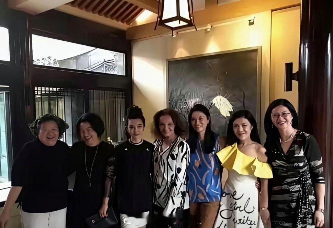 邓文迪组了个高端局，名流攒动！那么洪晃和张欣为何被修图裁掉了呢？