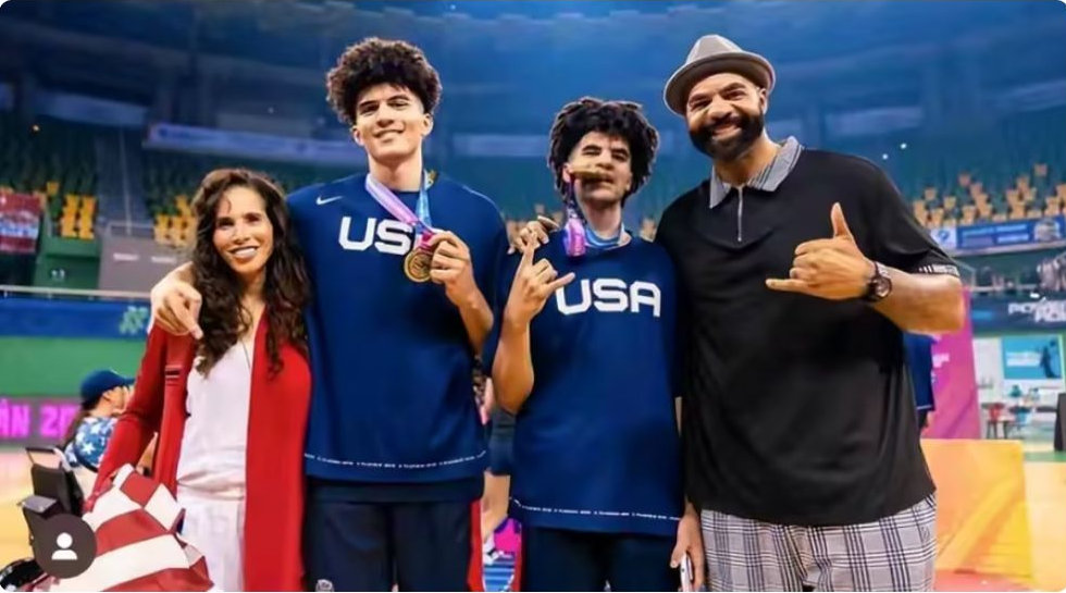 NBA最强星二代！布泽尔带女友度假，水中嬉戏，旁若无人状元热门