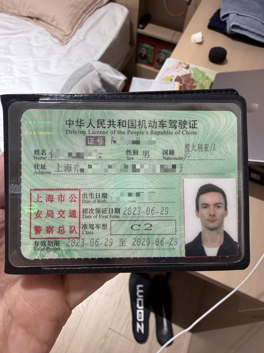 澳大利亚一小伙在国内考驾照，就在电脑上做了100道题，然后就立刻拿到了驾照。