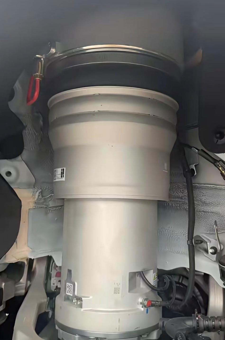 你能相信吗？这竟是某款国产车的空悬。该品牌CEO在发布会上宣称，即便对角线的