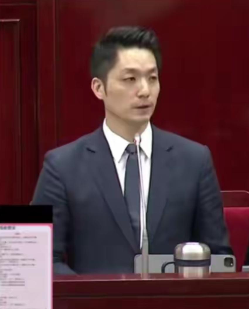 绿议员刻意挑衅反被怼，双标嘴脸彻底暴露绿议员逼问蒋万安：郑丽文可以代表台湾