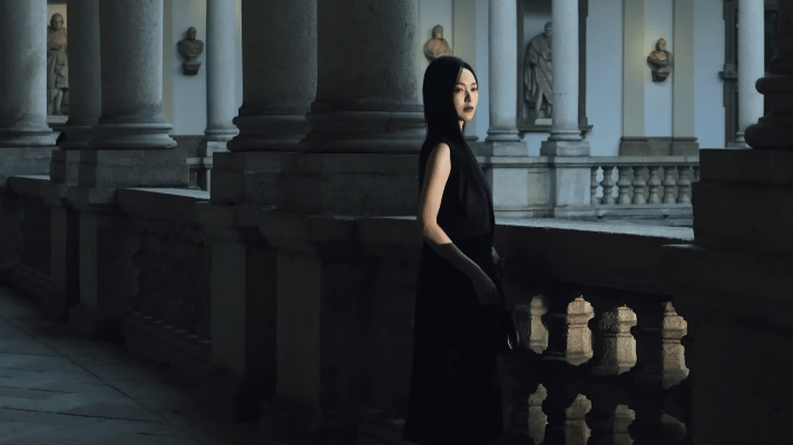 唐嫣无袖西装唐嫣好笔直的一条人唐嫣米兰这一身太绝了！黑色无袖西装把气质拉满，黑