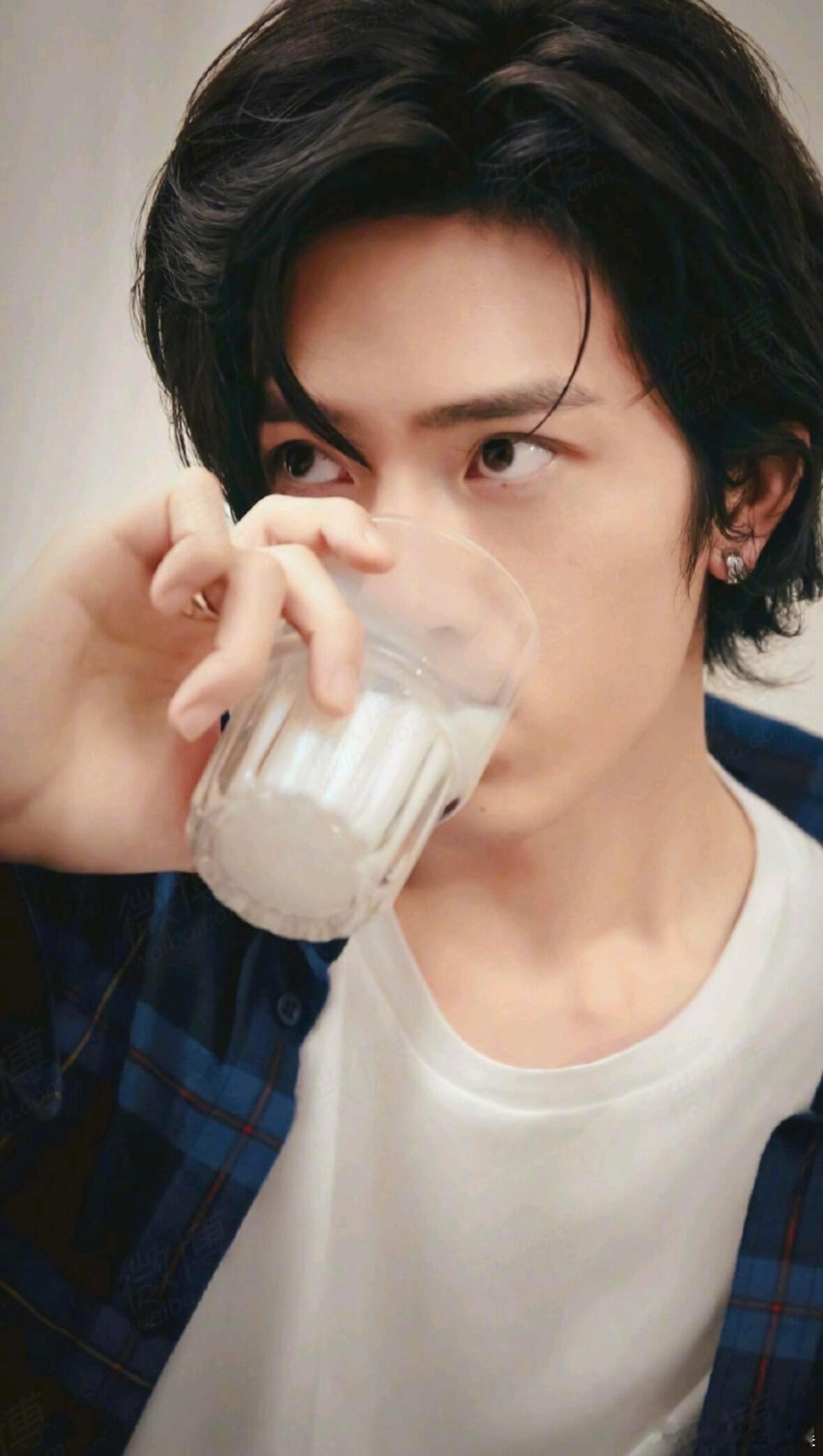 四五年前的井柏然​​​