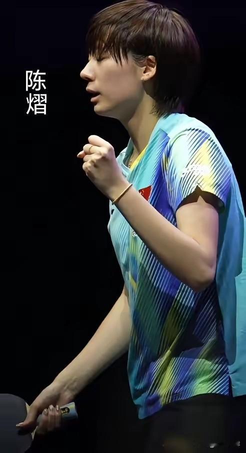 针对如今不少中国乒乓球女运动员穿金戴银的做法，乒坛名将邓亚萍曾说过“赛场是竞技战