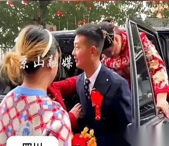 别家是老公背媳妇儿，这家倒好，小姑子直接抢了哥哥的活儿，亲自把嫂子背进了门。我