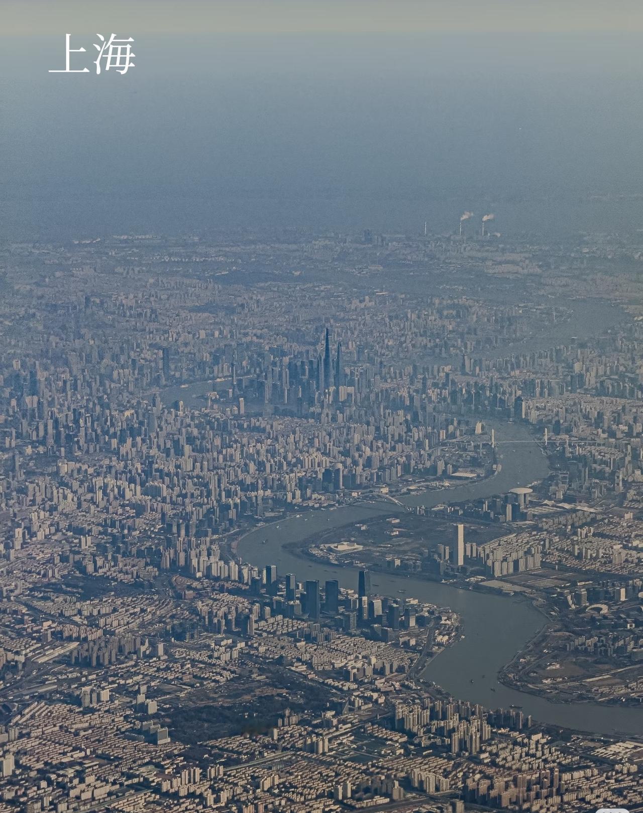 上海和纽约感觉像不像双胞胎[捂脸哭]图一；上海，图二，纽约