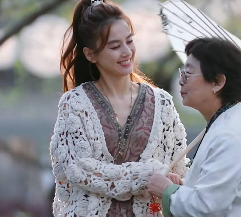 当黄圣依和妈妈在《是女儿是妈妈2》中看似和解，观众却有两大遗憾。张泉灵说谁都想掌