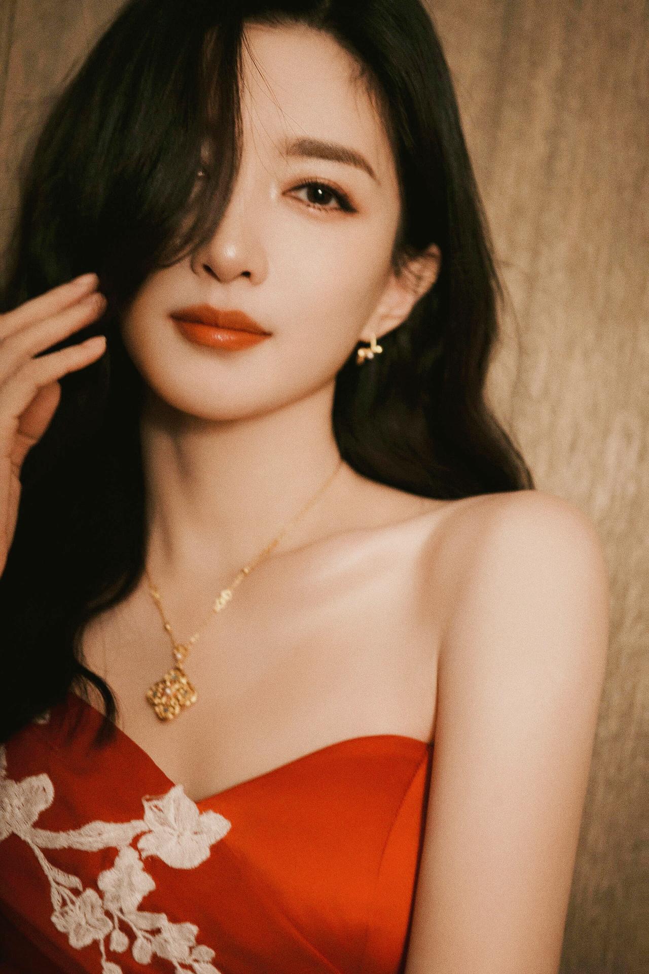 《橘调晚宴》原创诗词原创看图片配诗裙摆是揉皱的晚霞蕾丝白花趴在肩颈，像未