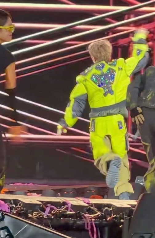 看完汪苏泷奔跑着打招呼，我宣布：这是本年度最治愈的镜头之一！它让我们相信，在复杂