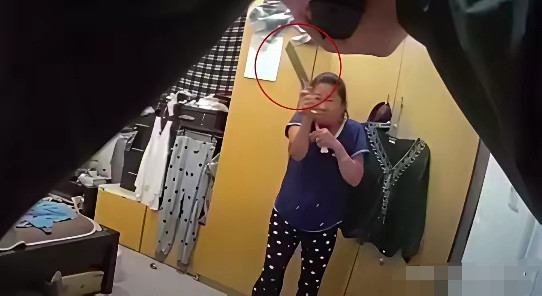 一个大妈在美国与警察持刀对抗，被击毙，我觉得我们都是有责任的。