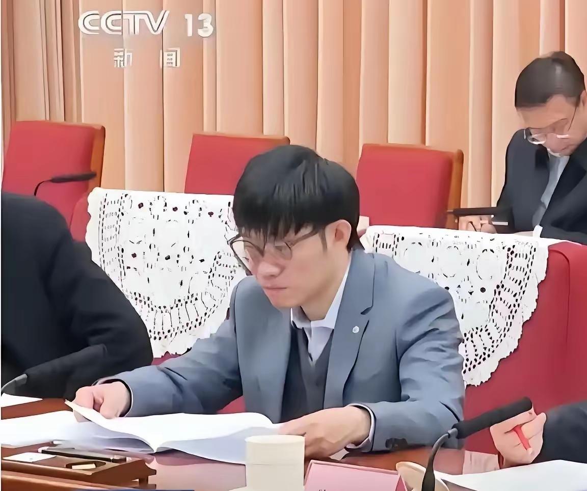 中国或将再出一位让美国忌惮的人物，他就是DeepSeek创始人梁文锋，如今已成硅
