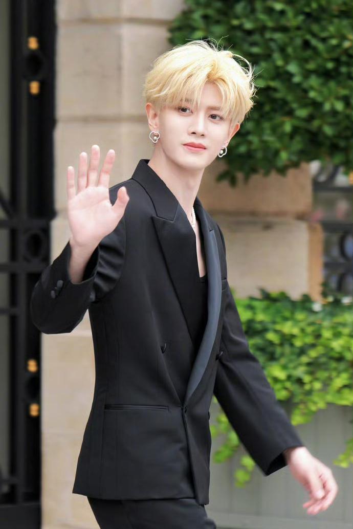 网友辣评：“36岁的任嘉伦，染个黄毛我忍了，戴珍珠项链我也忍了，但是实在让人无法
