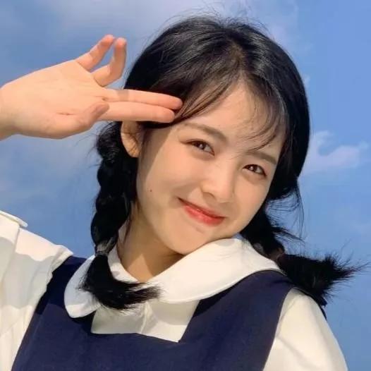 青春洋溢的笑容，挥手迎接美好时光！🌞💖少女感笑容少女的笑容元气满满的微笑