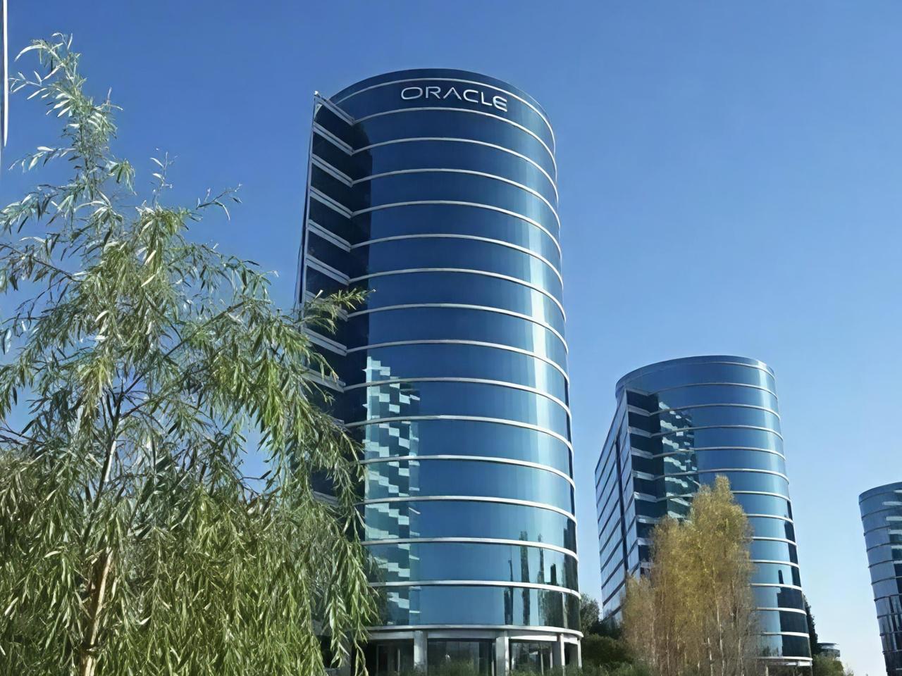 朋友在斯坦福留学毕业后，就在硅谷微软做程序员，如今人到中年。面对AI人工智能