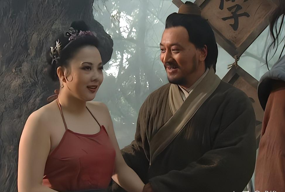 孙二娘在武松面前就是一个女人二娘虽然说不上漂亮，但是穿个小肚兜和武松风言风语的