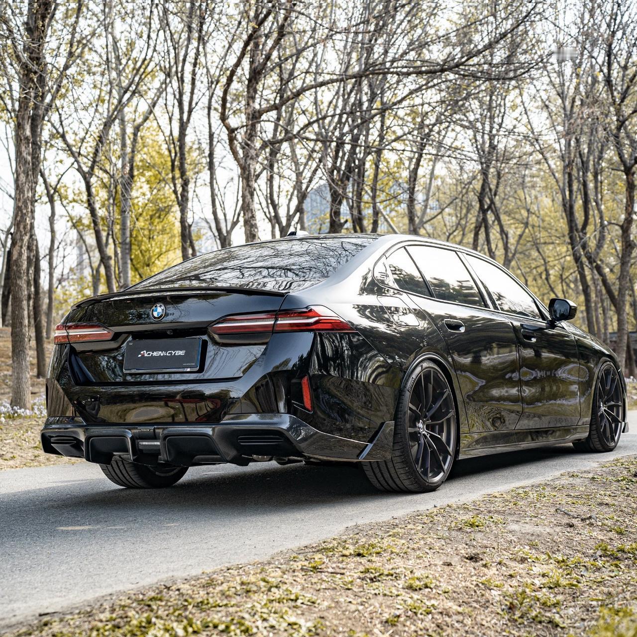 配备全套雷肯茨博组件的宝马5系颜值一度让人怀疑究竟是5系还是M5，太有高性能范了