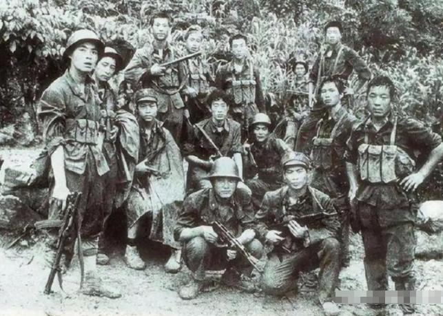 四川知青谢志熙，1976年参军，当上排长后还改不了满身野性。行军路上砍过越南人的