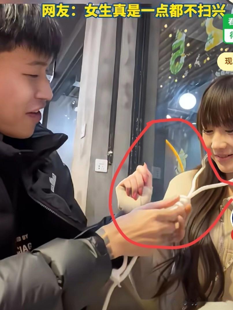 男孩拿出一个，高档礼盒给女友！当礼盒打开后让人大吃了一惊！“恋爱脑”的女孩，智商