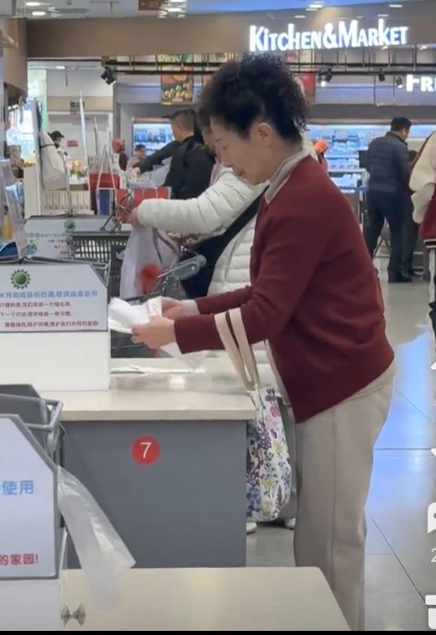 退休金七八千的大妈，在超市里还把塑料袋一卷卷的顺走。脸不红心也不跳，好像是理所
