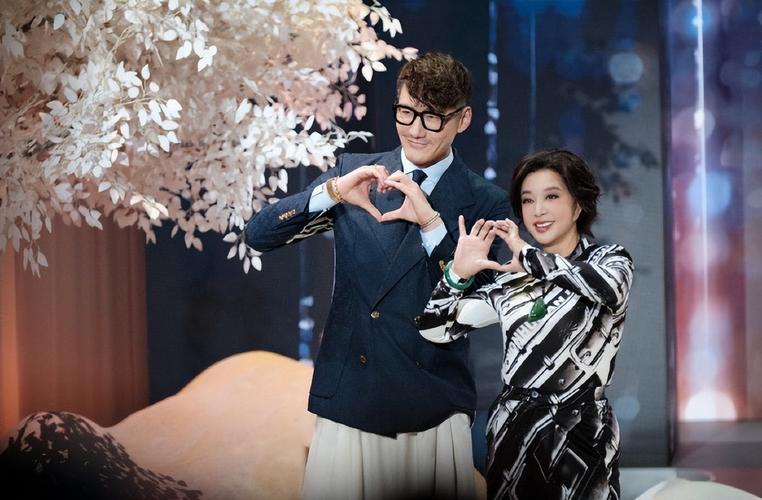 刷到刘晓庆胡兵红毯牵手的视频，我真的愣住了。这哪是75岁和54岁啊，说是一对时髦