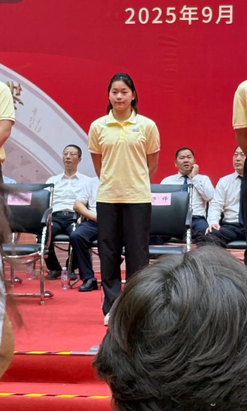 真好啊，全红婵开始享受多彩多姿的大学生活了！婵宝现身暨南大学的开学典礼，小姑娘