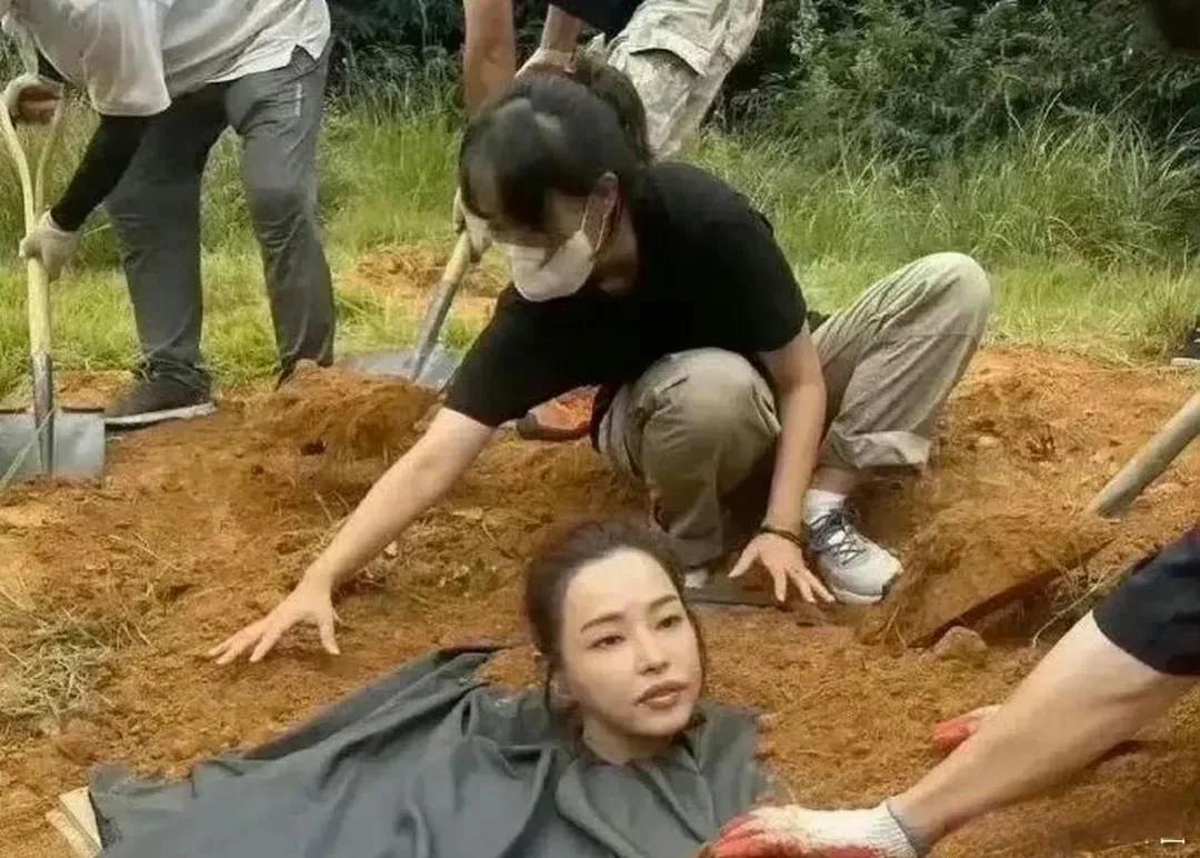 原来影视剧里面的活埋戏，是这样拍出来的。
