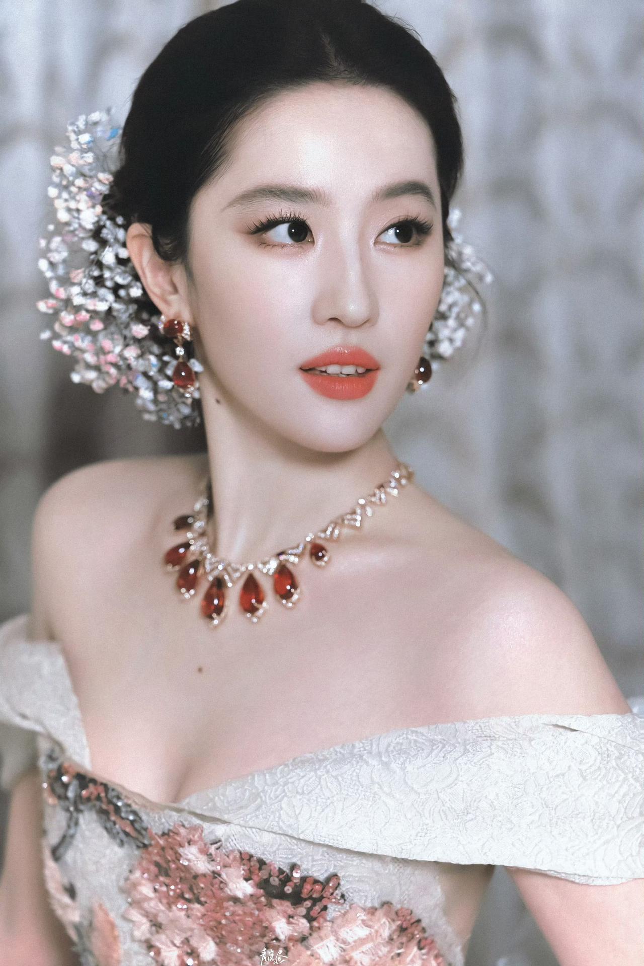 刘亦菲最近的红毯造型，仿佛回到金粉世家白秀珠时代，星目剑眉，粉嫩娇憨。时间仿佛施