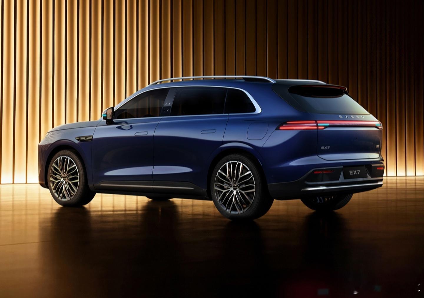 外观方面，星途EX7采用星途最新家族化设计语言，前脸配备分体式大灯组，上部为