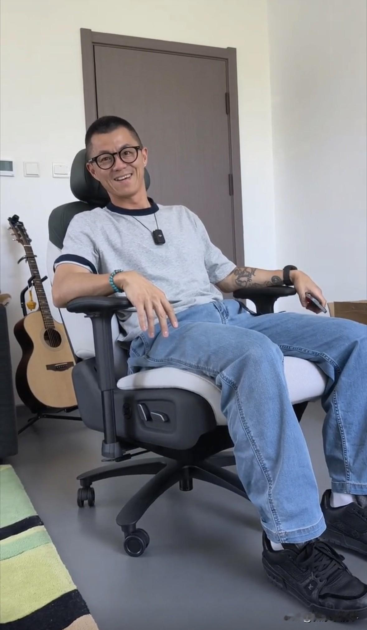 陈震收到东风日产N7的AI座椅，合不拢嘴，3分钟不到的视频，全都在夸这座椅！确实